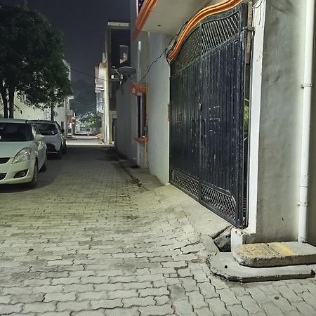 Girija Shail Bhavan Ayodhya Bagian luar foto